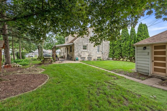 2452 S 74th STREET, West Allis, WI 53219