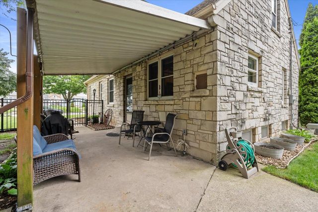 2452 S 74th STREET, West Allis, WI 53219
