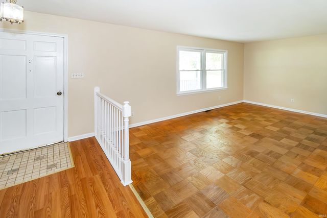 609 Bartlett Drive, Newburgh, IN 47630
