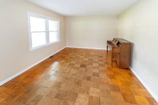 609 Bartlett Drive, Newburgh, IN 47630