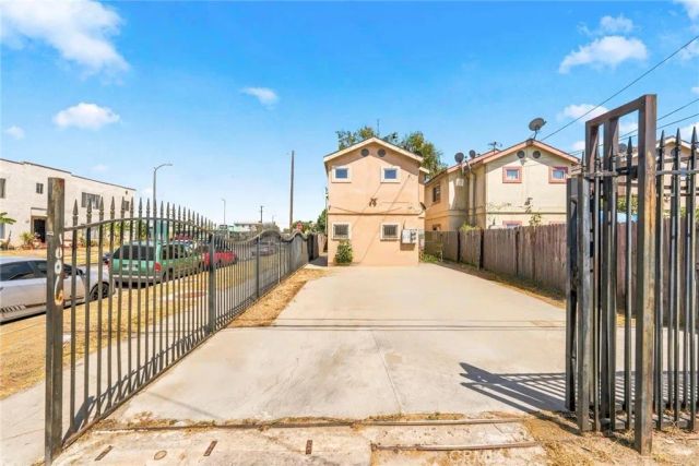 10601 S Main, Los Angeles, CA 90003