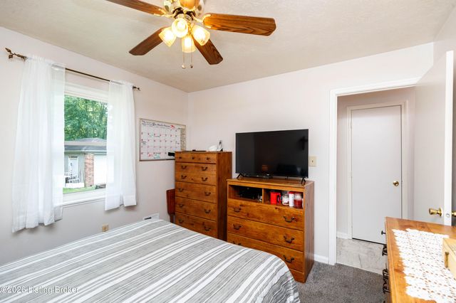 5904 Carmelwood Dr, Louisville, KY 40229