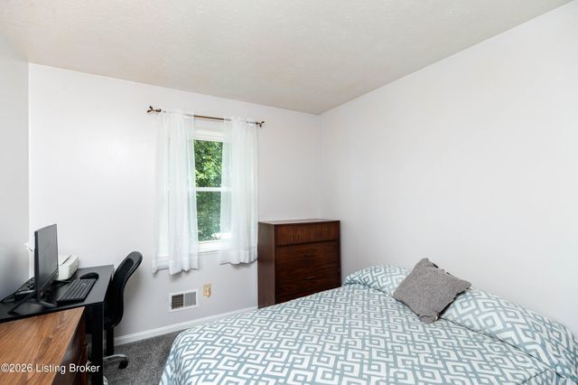 5904 Carmelwood Dr, Louisville, KY 40229