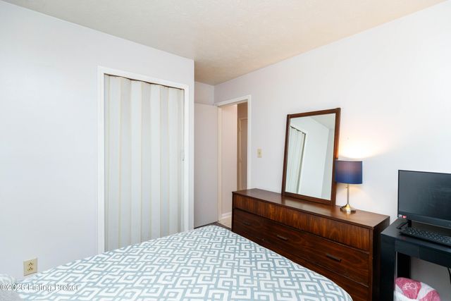 5904 Carmelwood Dr, Louisville, KY 40229