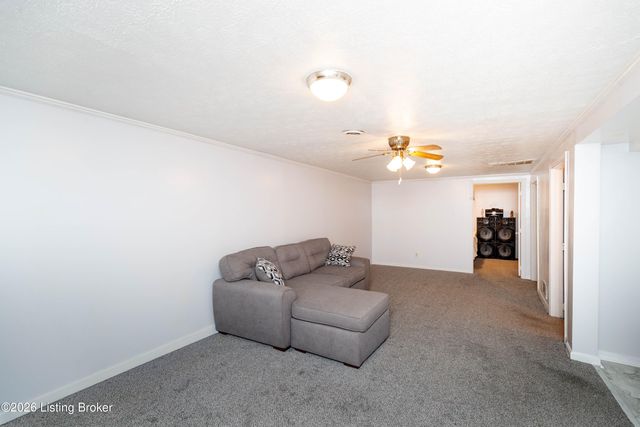 5904 Carmelwood Dr, Louisville, KY 40229