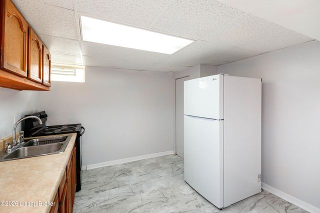 5904 Carmelwood Dr, Louisville, KY 40229