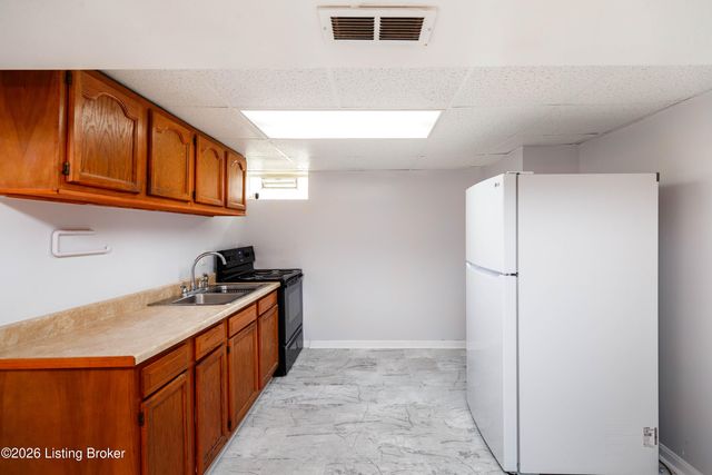 5904 Carmelwood Dr, Louisville, KY 40229