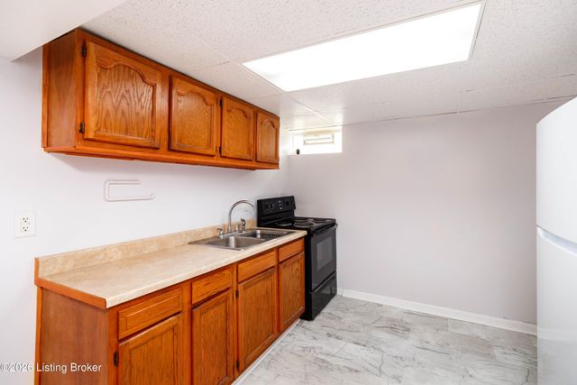 5904 Carmelwood Dr, Louisville, KY 40229