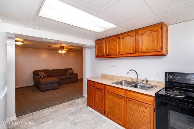 5904 Carmelwood Dr, Louisville, KY 40229