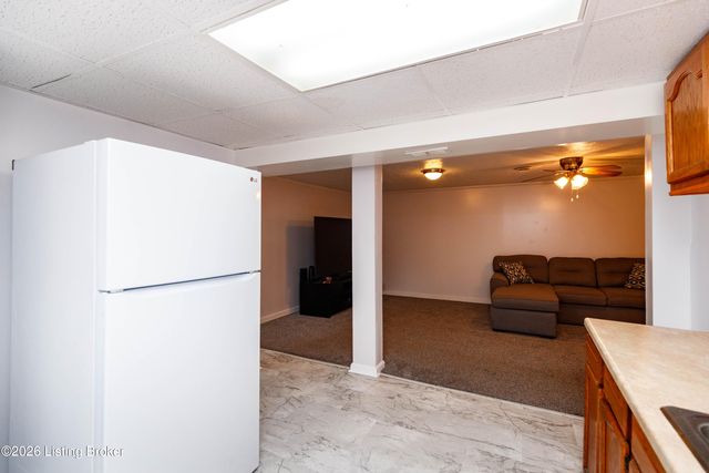 5904 Carmelwood Dr, Louisville, KY 40229