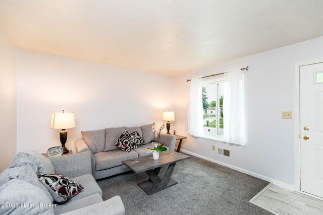 5904 Carmelwood Dr, Louisville, KY 40229