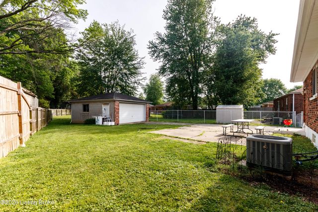 5904 Carmelwood Dr, Louisville, KY 40229