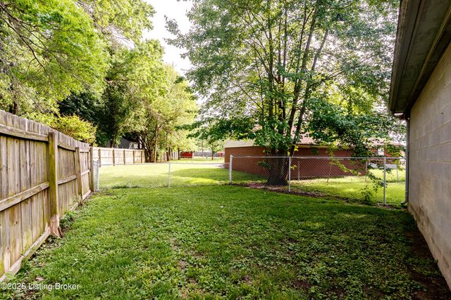 5904 Carmelwood Dr, Louisville, KY 40229