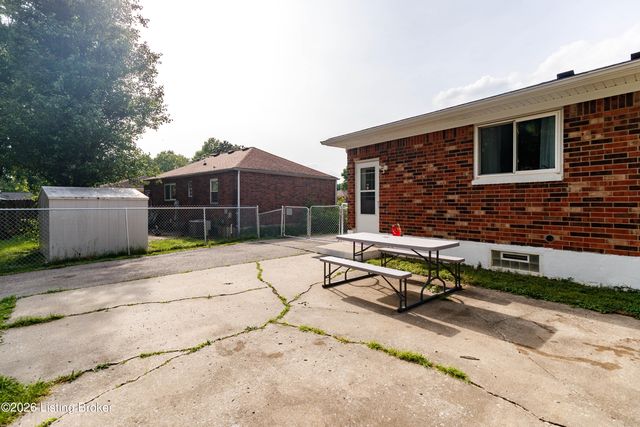 5904 Carmelwood Dr, Louisville, KY 40229