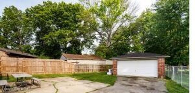 5904 Carmelwood Dr, Louisville, KY 40229