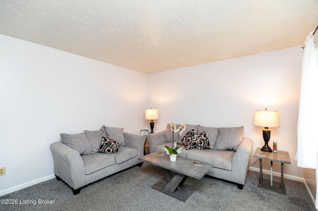 5904 Carmelwood Dr, Louisville, KY 40229