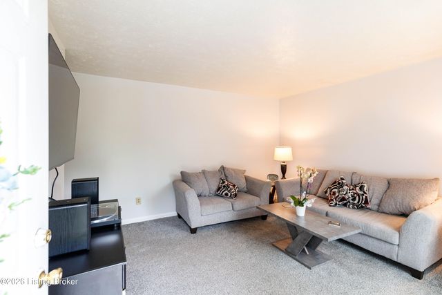 5904 Carmelwood Dr, Louisville, KY 40229