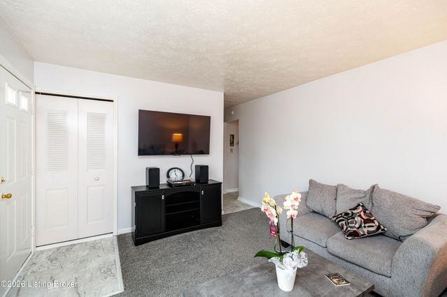 5904 Carmelwood Dr, Louisville, KY 40229