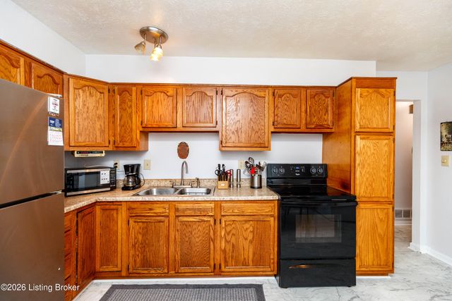 5904 Carmelwood Dr, Louisville, KY 40229