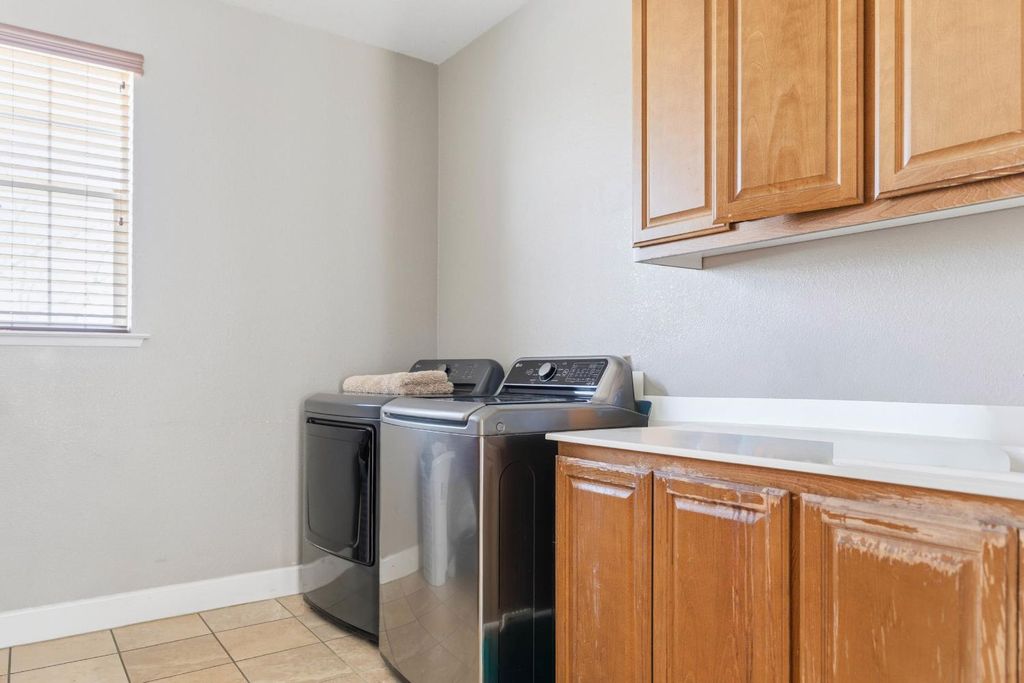 Image 34 of property listing at 15627 W Botelho, Kerman, CA 93630