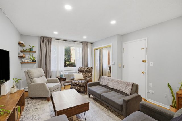 1626 W Greenleaf Avenue 1E, Chicago, IL 60626