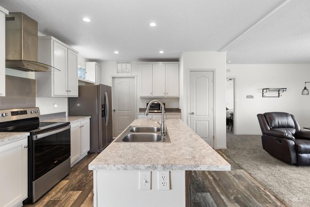 12798 King Rd, Kendrick, ID 83537
