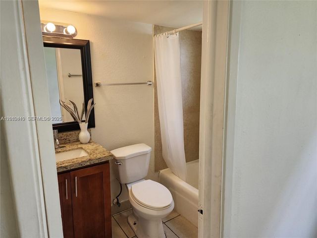 241 SE 9th Ave 103, Pompano Beach, FL 33060