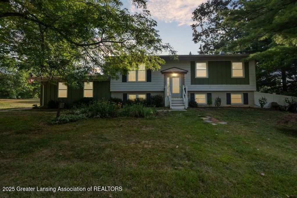 6370 Royal Oak Drive, Haslett, MI 48840