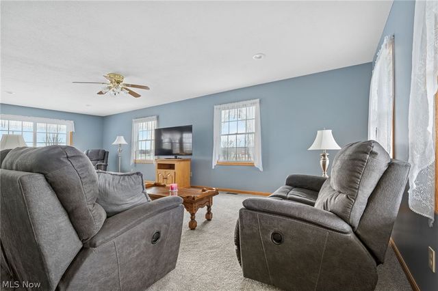 2186 Woodline Avenue SW, North Lawrence, OH 44666