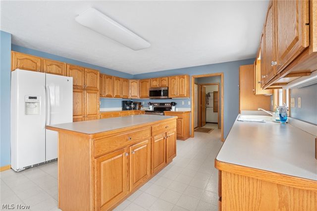 2186 Woodline Avenue SW, North Lawrence, OH 44666