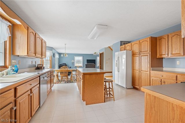 2186 Woodline Avenue SW, North Lawrence, OH 44666