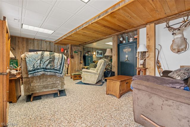 2186 Woodline Avenue SW, North Lawrence, OH 44666