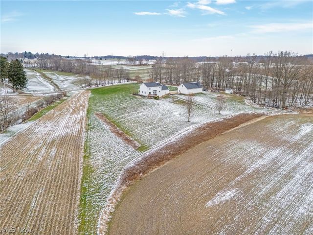 2186 Woodline Avenue SW, North Lawrence, OH 44666