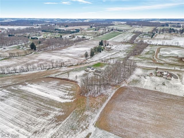 2186 Woodline Avenue SW, North Lawrence, OH 44666