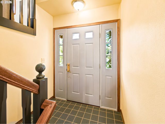 18782 UPPER MIDHILL Dr, West Linn, OR 97068
