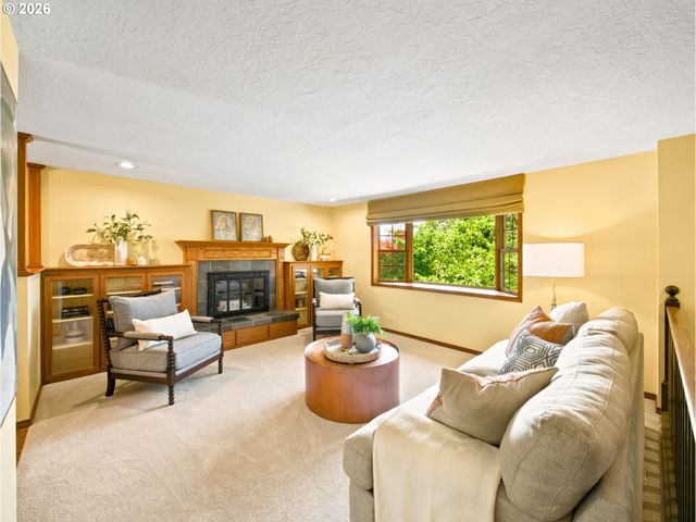 18782 UPPER MIDHILL Dr, West Linn, OR 97068