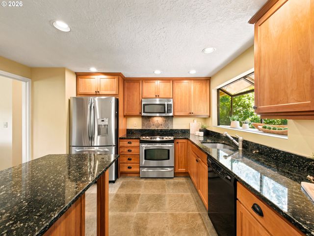 18782 UPPER MIDHILL Dr, West Linn, OR 97068