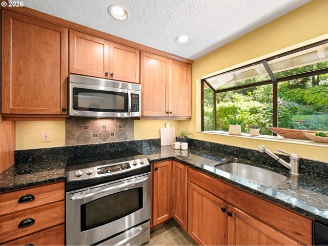 18782 UPPER MIDHILL Dr, West Linn, OR 97068
