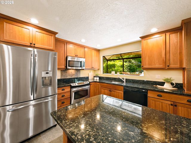 18782 UPPER MIDHILL Dr, West Linn, OR 97068