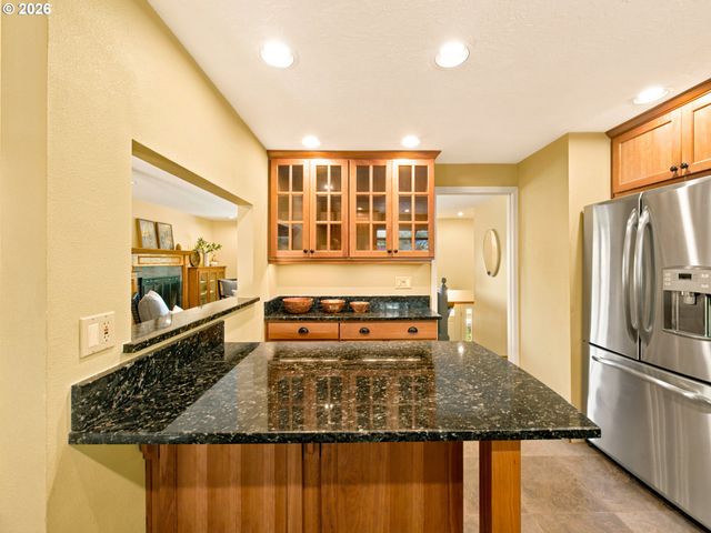 18782 UPPER MIDHILL Dr, West Linn, OR 97068