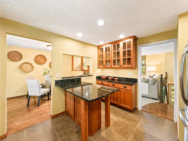 18782 UPPER MIDHILL Dr, West Linn, OR 97068