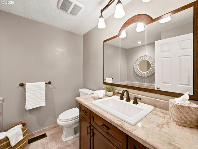 18782 UPPER MIDHILL Dr, West Linn, OR 97068