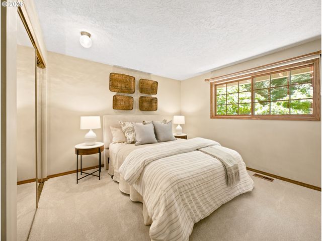 18782 UPPER MIDHILL Dr, West Linn, OR 97068