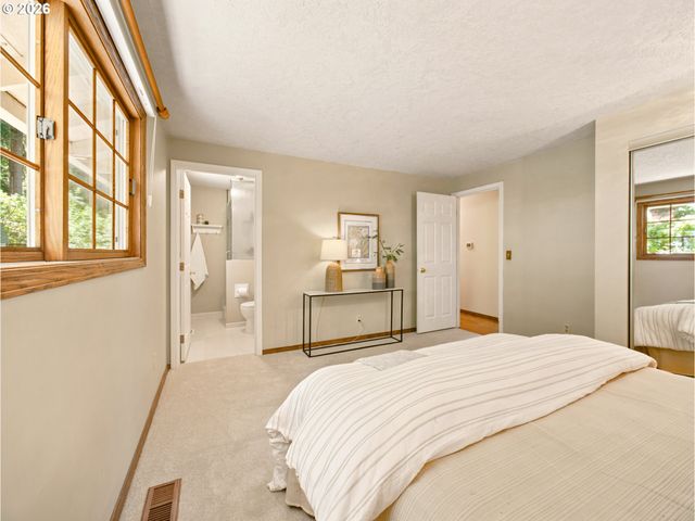 18782 UPPER MIDHILL Dr, West Linn, OR 97068