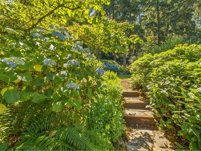 18782 UPPER MIDHILL Dr, West Linn, OR 97068