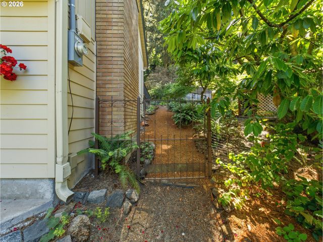 18782 UPPER MIDHILL Dr, West Linn, OR 97068
