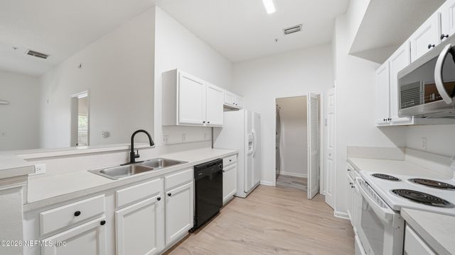 6081 MAGGIES Circle 104, Jacksonville, FL 32244