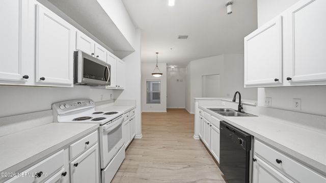 6081 MAGGIES Circle 104, Jacksonville, FL 32244