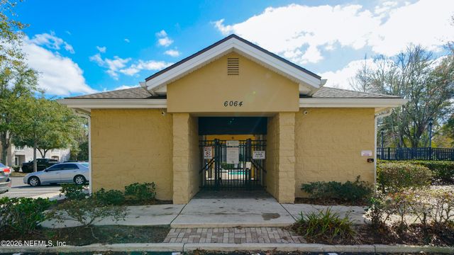 6081 MAGGIES Circle 104, Jacksonville, FL 32244
