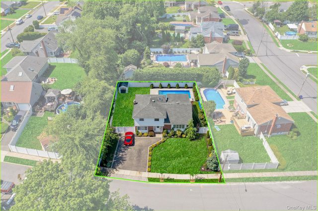 31 Leeds Lane, North Babylon, NY 11703